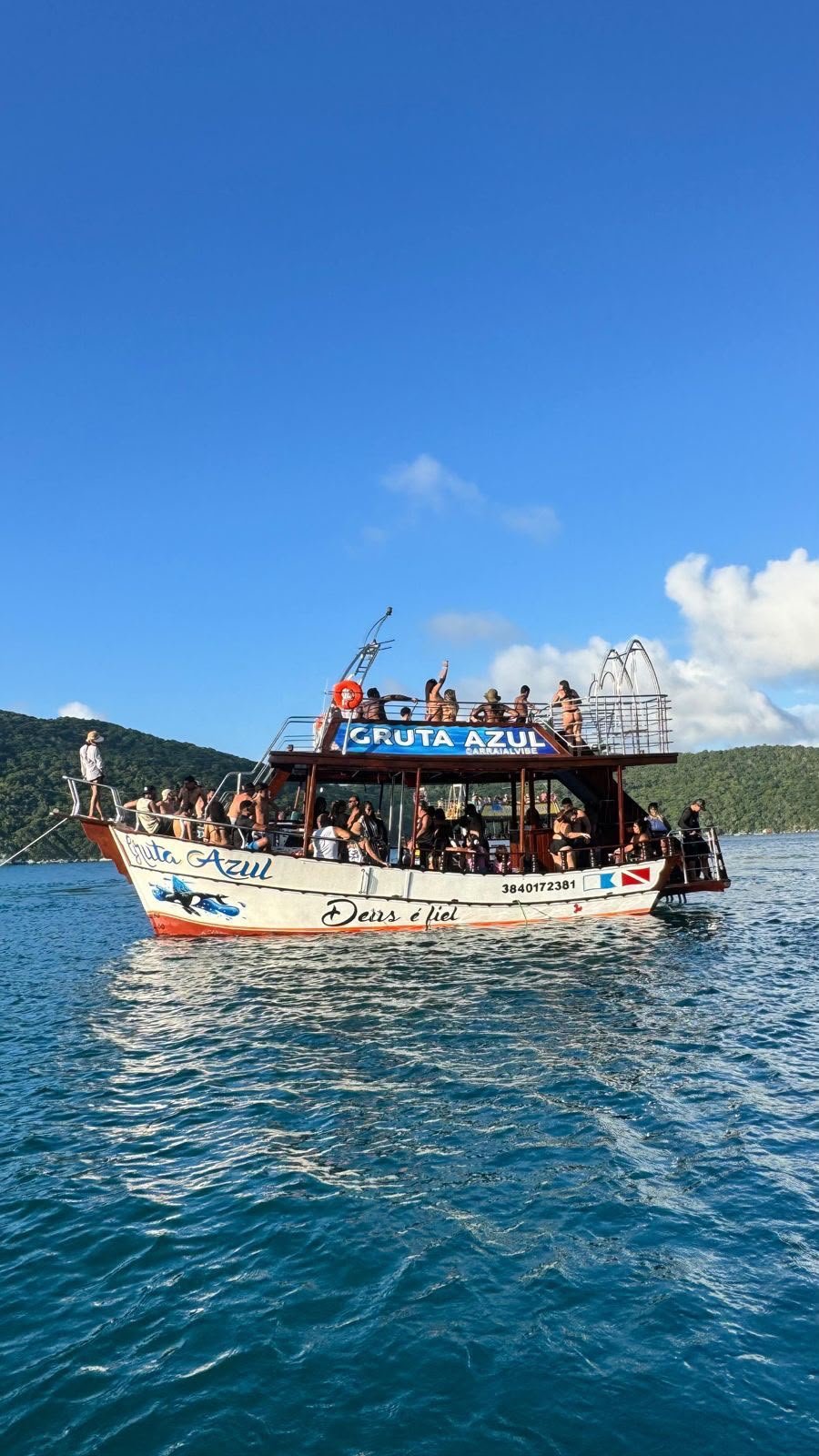 Embarcação Gruta Azul no mar de Arraial do Cabo ao entardecer